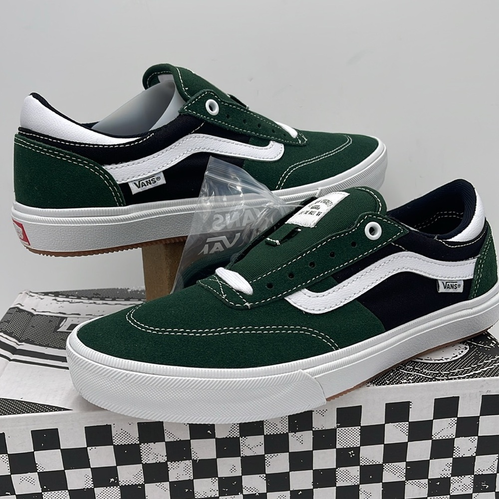 Vans Men's Green and Black Sneakers Gilbert Crocke
Dark Green/White
VN0A5JIFDGY - Picture 9 of 16
